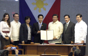 COMMENDING MICHAEL MARTINEZ.  Senate President Franklin M. Drilon, along with Senate President Pro Tempore Ralph Recto, Senate Majority Leader Alan Peter Cayetano, Sen. Vicente Sotto III and Sen. Juliana Pilar Pia Cayetano, presents a copy of Senate Resolution No. 505 to Michael Christian Martinez, commending him for being the first skater from Southeast Asia to qualify and for finishing 19th place in the 2014 Winter Olympics which was held in Sochi, Russia. He was accompanied by his mother, Maria Teresa Martinez. 