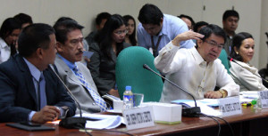 OVERSEAS VOTING. Sen. Aquilino Pimentel III, chairman of the Committee on Electoral Reforms and People’s Participation, discusses with resource persons whether it is possible to conduct overseas registration and voting via the internet or electronic mail during a public hearing held on Tuesday, May 13. Also in photo are Senators Grace Poe, JV Ejercito and Vicente “Tito” Sotto III. (Senate Photo/via PhilAmPress)